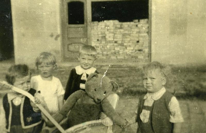 KKE 2240.jpg - Fot. Grupowa. Dzieci. Od lewej: pierwszy Witold Karpiński (były dyrektor LO3 w Olsztynie) z kolegami, Reszel, lata 50-te XX wieku.